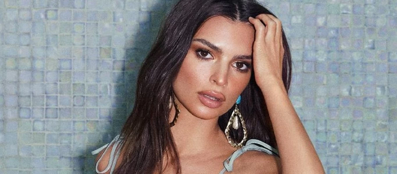 H Emily Ratajkowski χορεύει μπροστά στην πισίνα με το πιο... αποκαλυπτικό της μπικίνι (βίντεο)